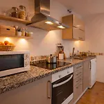 Hill With Terrace, Parking, Pool & Paddle Court شقة *