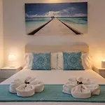 아파트 Hill With Terrace, Parking, Pool & Paddle Court *