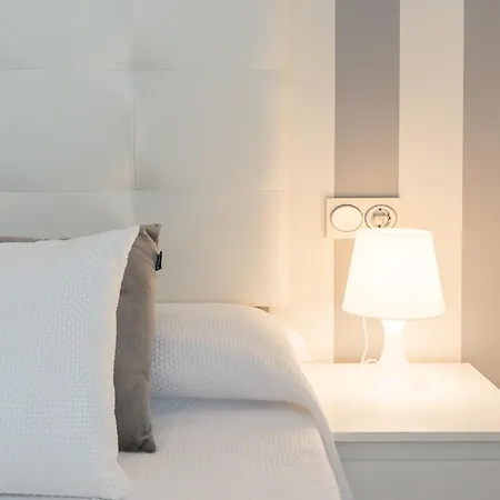 Lägenhet Hill With Terrace, Parking, Pool & Paddle Court