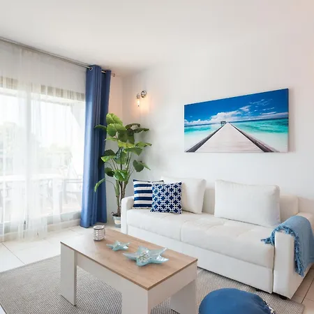 Апартаменти Hill With Terrace, Parking, Pool & Paddle Court *