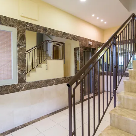 Апартаменти Hill With Terrace, Parking, Pool & Paddle Court