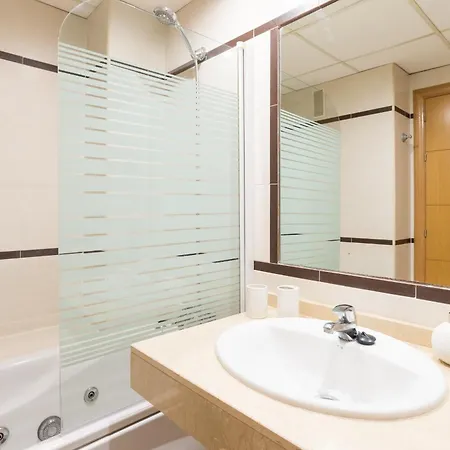 Hill With Terrace, Parking, Pool & Paddle Court Lejlighed