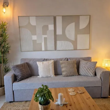 Hill With Terrace, Parking, Pool & Paddle Court Appartamento