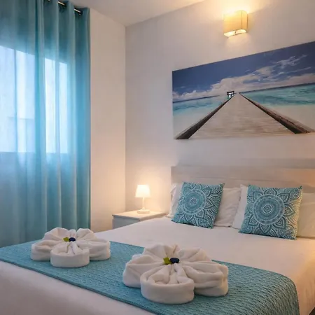 Hill With Terrace, Parking, Pool & Paddle Court Appartamento *