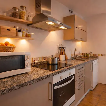 Hill With Terrace, Parking, Pool & Paddle Court Appartamento *