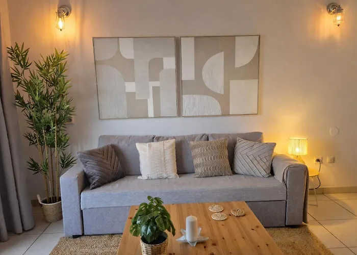 Hill With Terrace, Parking, Pool & Paddle Court Appartamento