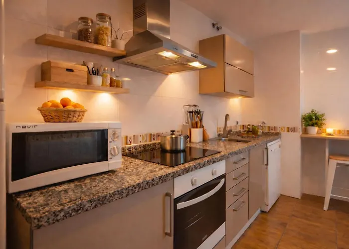 Hill With Terrace, Parking, Pool & Paddle Court Appartement *