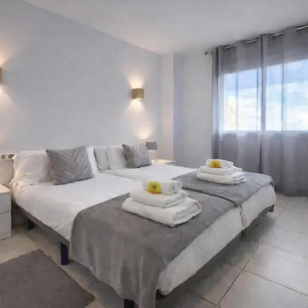 Hill With Terrace, Parking, Pool & Paddle Court Lägenhet